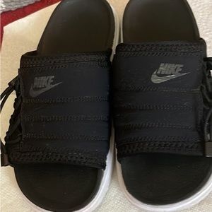 Women’s Nike Slides, Size 6,Fusing fashion and sport, the Nike Asuna Slide